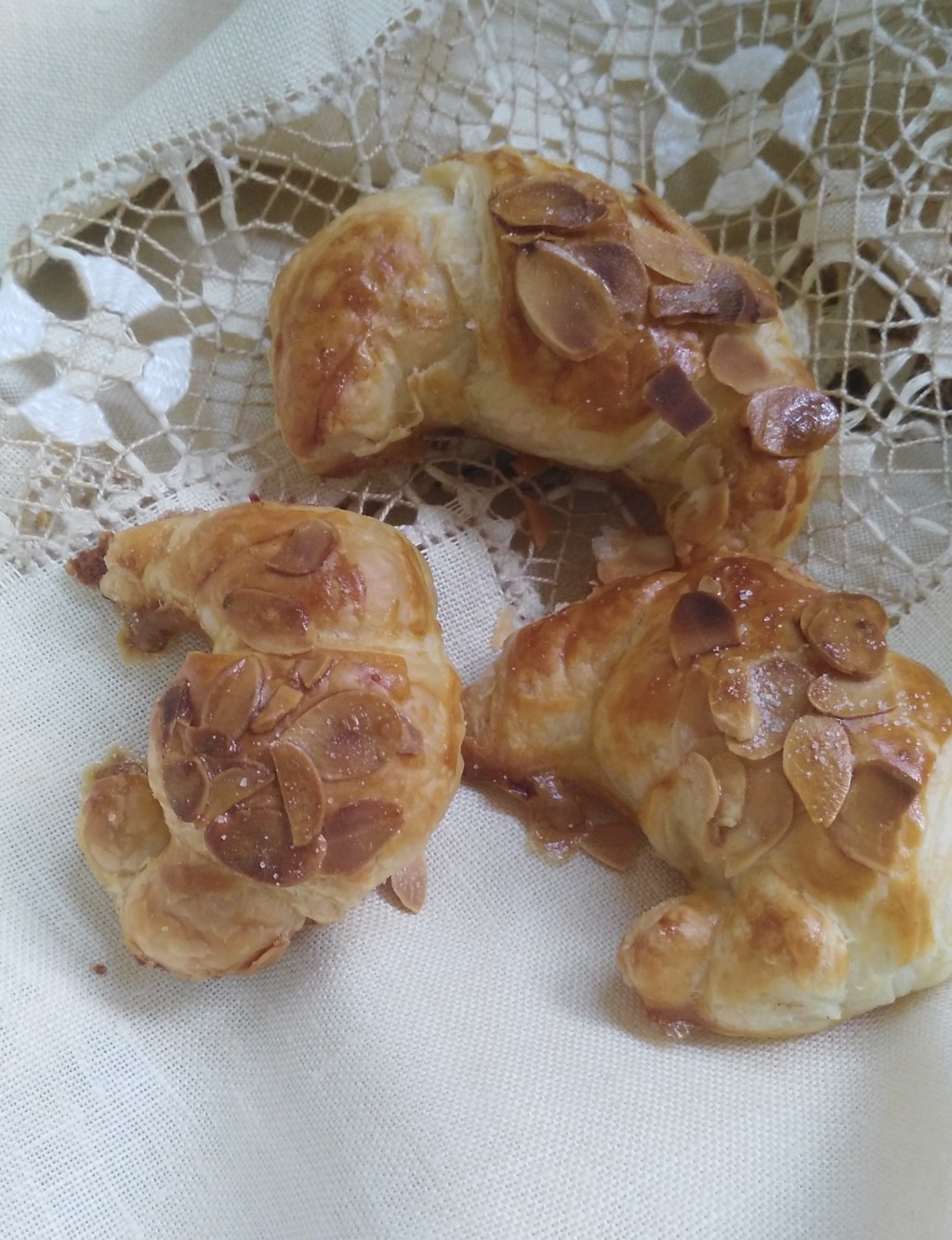 CROISSANTS RELLENOS de Almendra y&nbsp;chocolate