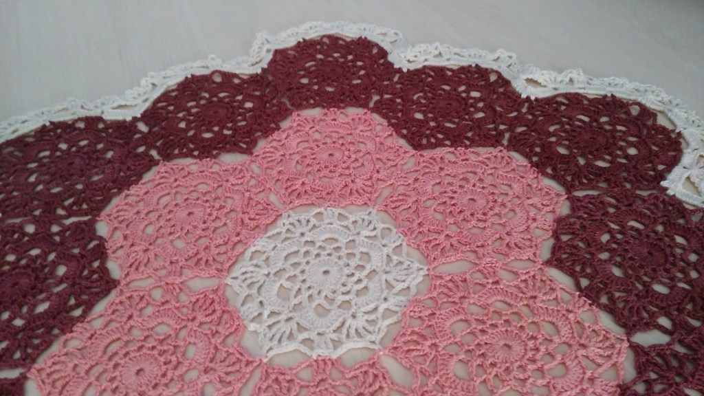 Tapete de rosetones a&nbsp;ganchillo