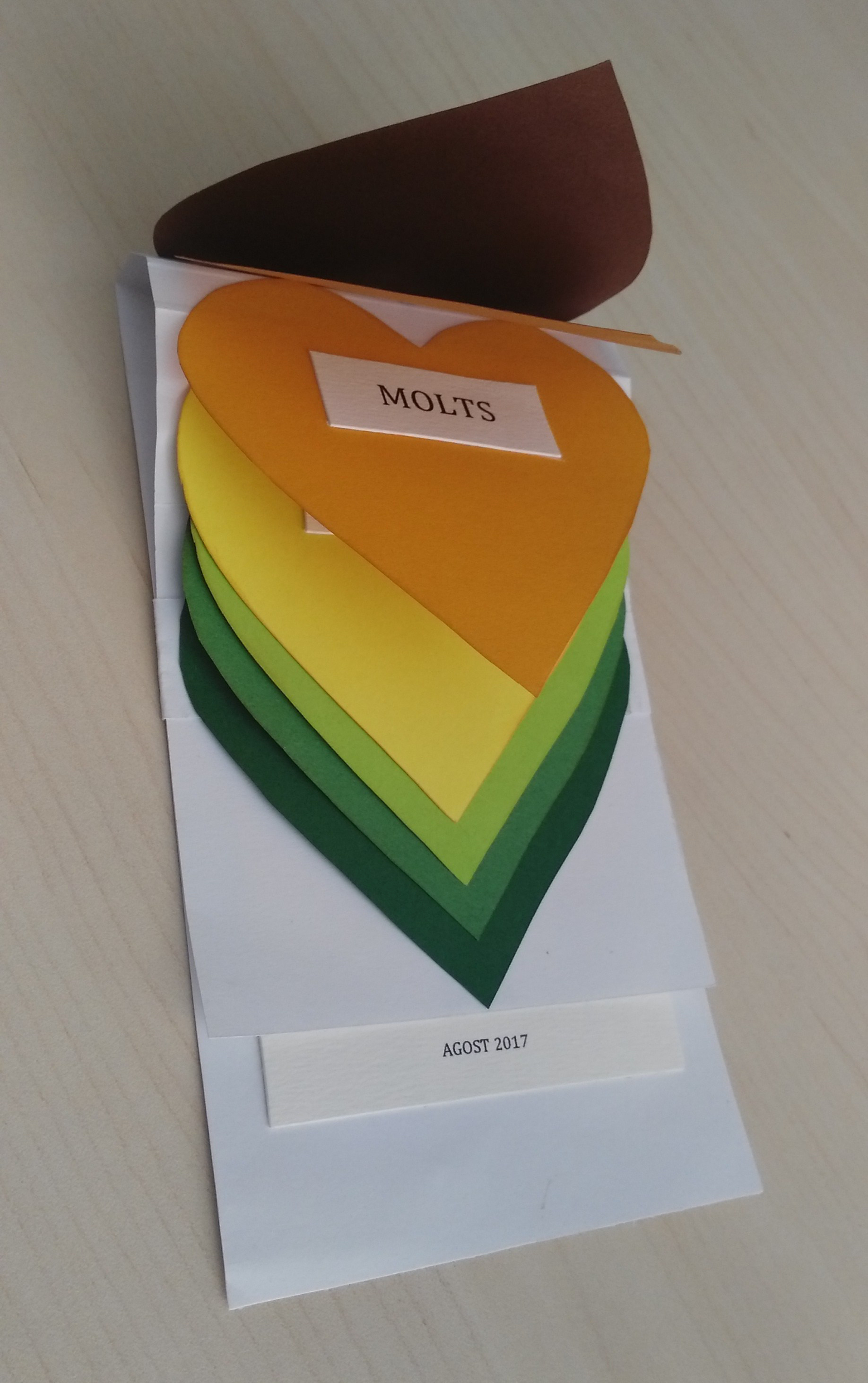 tarjeta en cascada de corazones