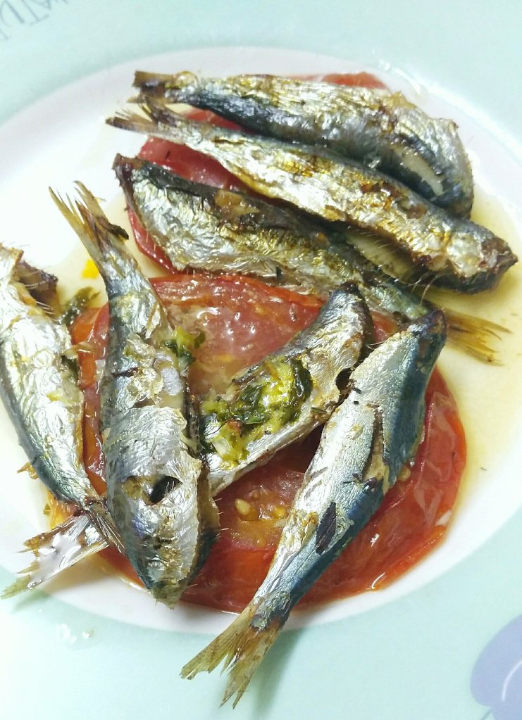 Sardinas al horno con tomates