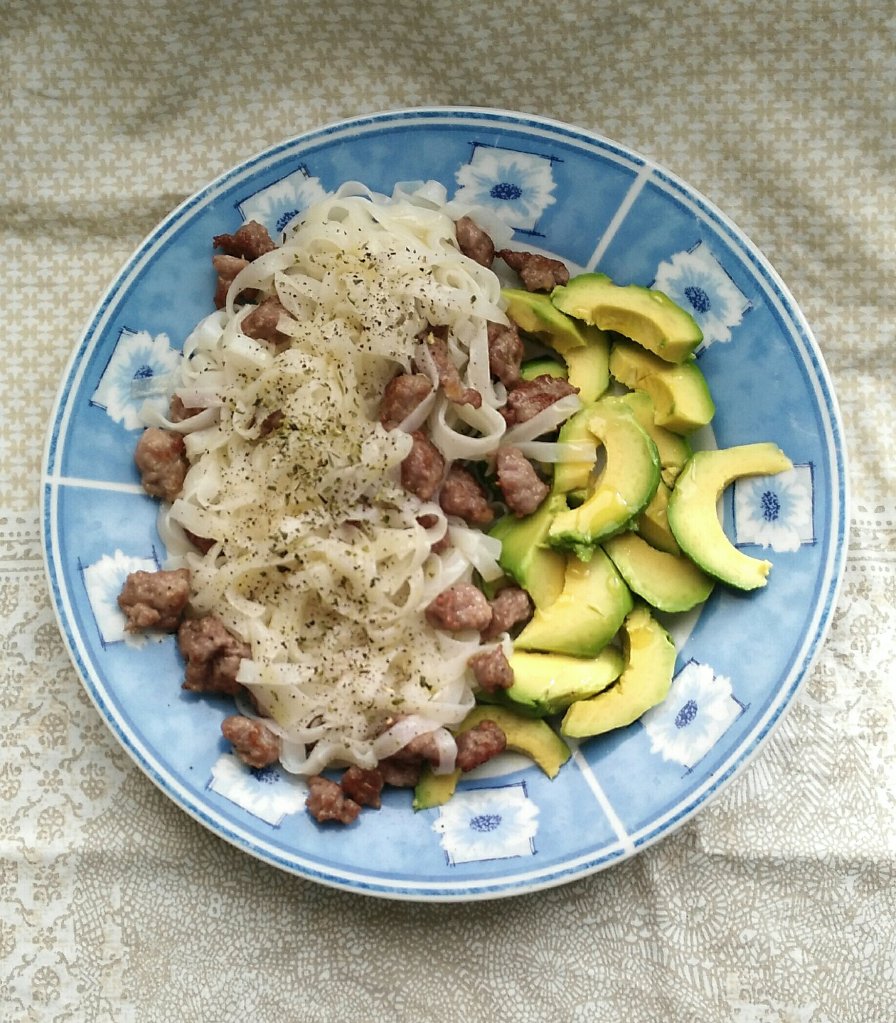 Noodles de arroz con aguacate