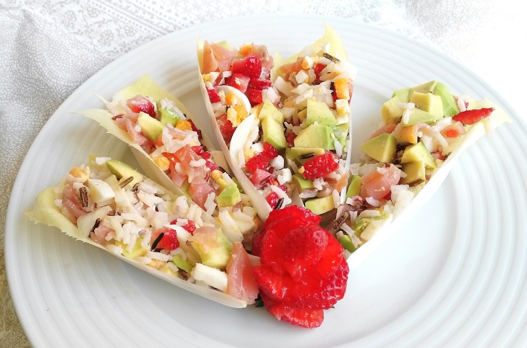 Endivias con arroz, aguacate, salmón y&nbsp;fresas