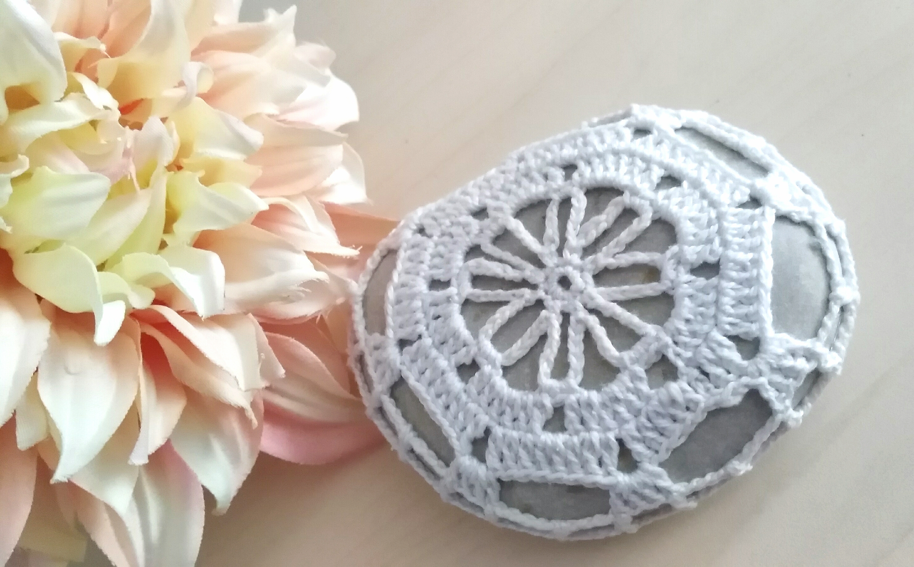 piedra forrada a ganchillo