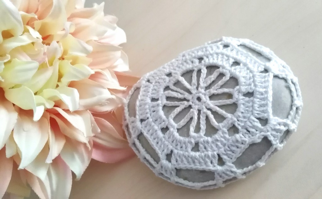 Piedras tejidas a ganchillo para&nbsp;decorar