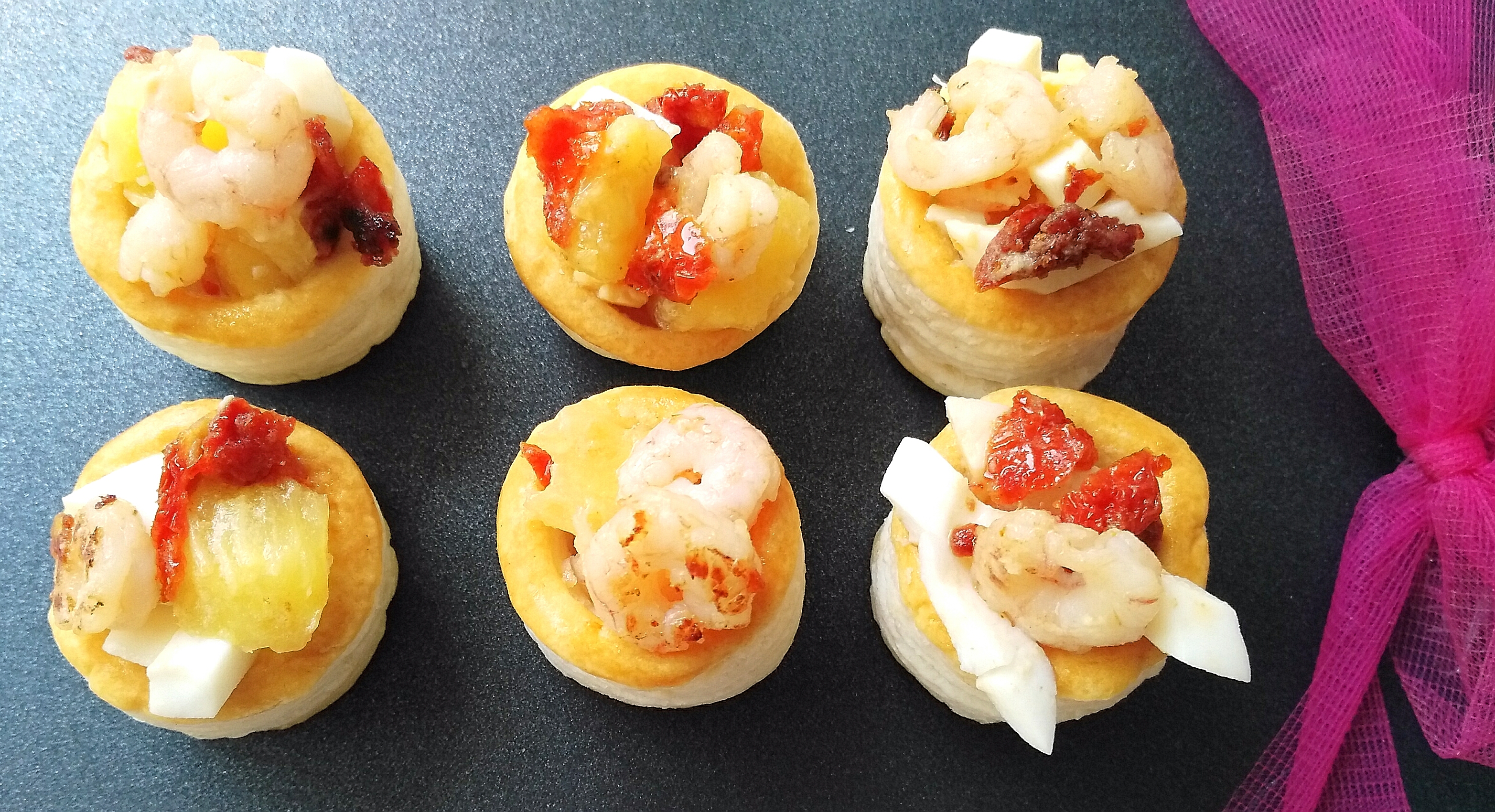 Volovanes con piña, gambas, tomates secos y huevo duro.