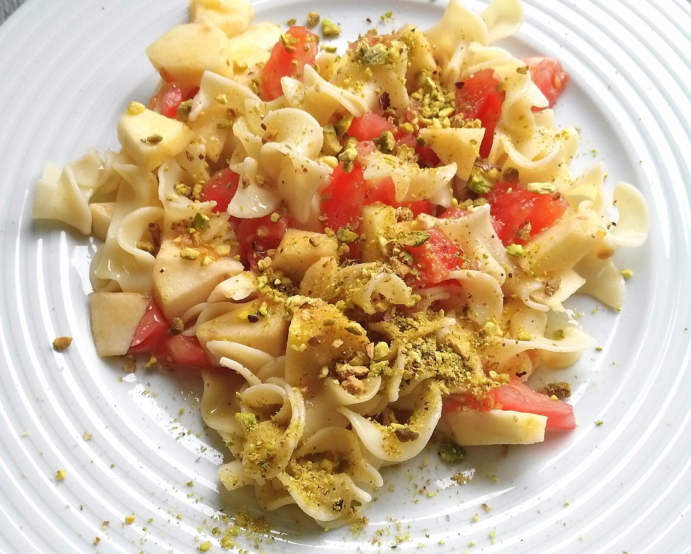 Ensalada de pasta con manzana y butifarra