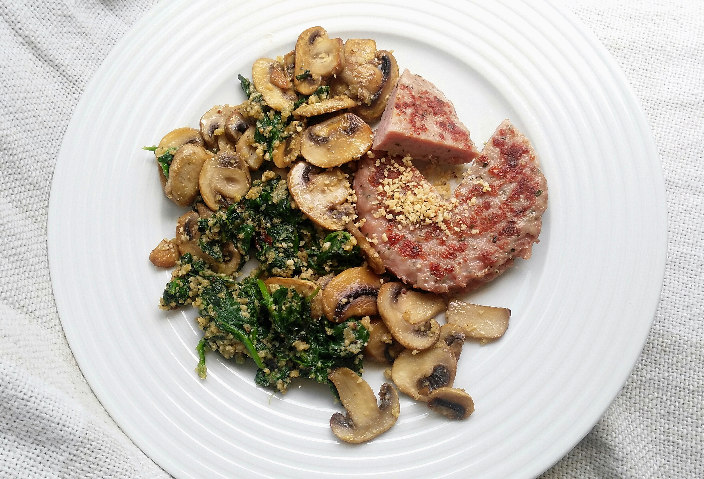 Hamburguesa con espinacas, champiñones y avellanas