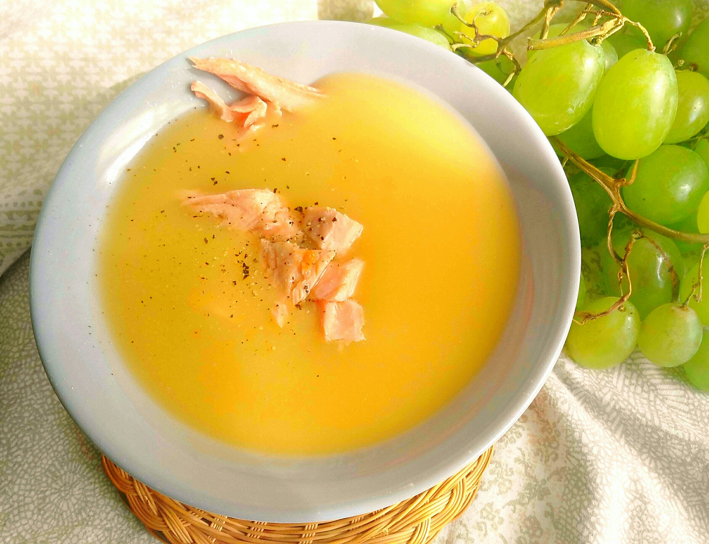 Crema de calabaza y coliflor verde con salmón