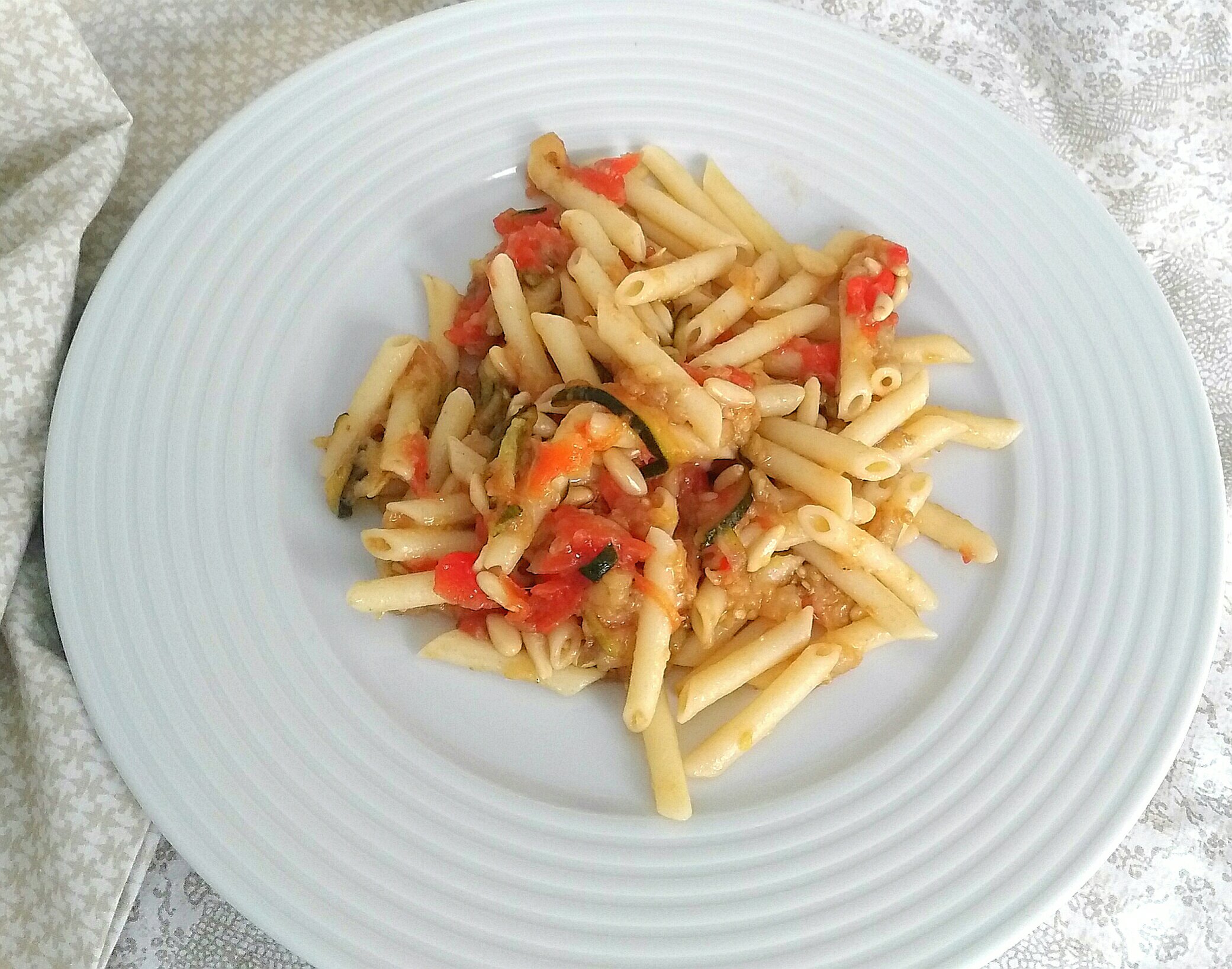 Macarrones con berenjena y calabacín