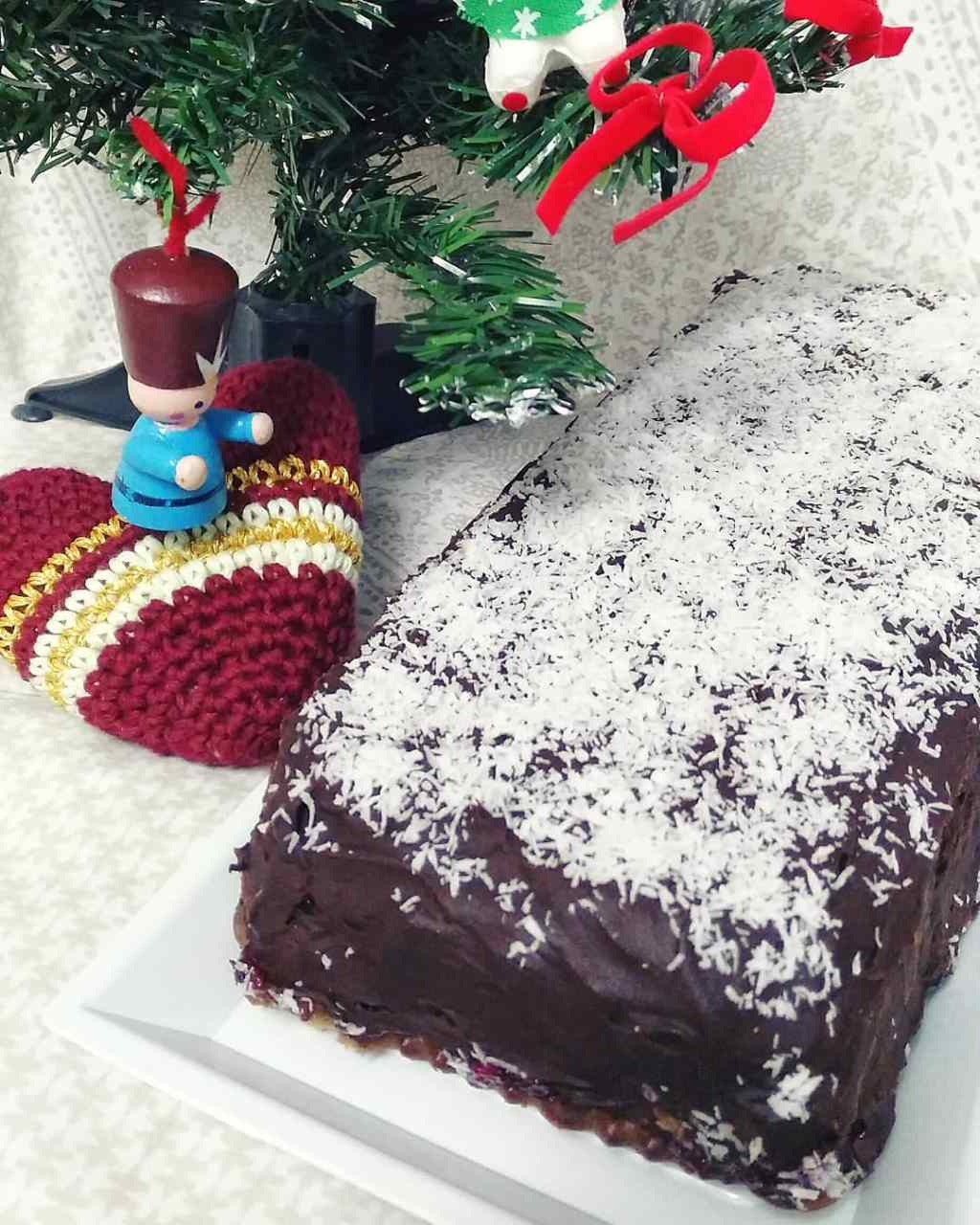 Pastel de galletas y chocolate con mermelada de frambuesa