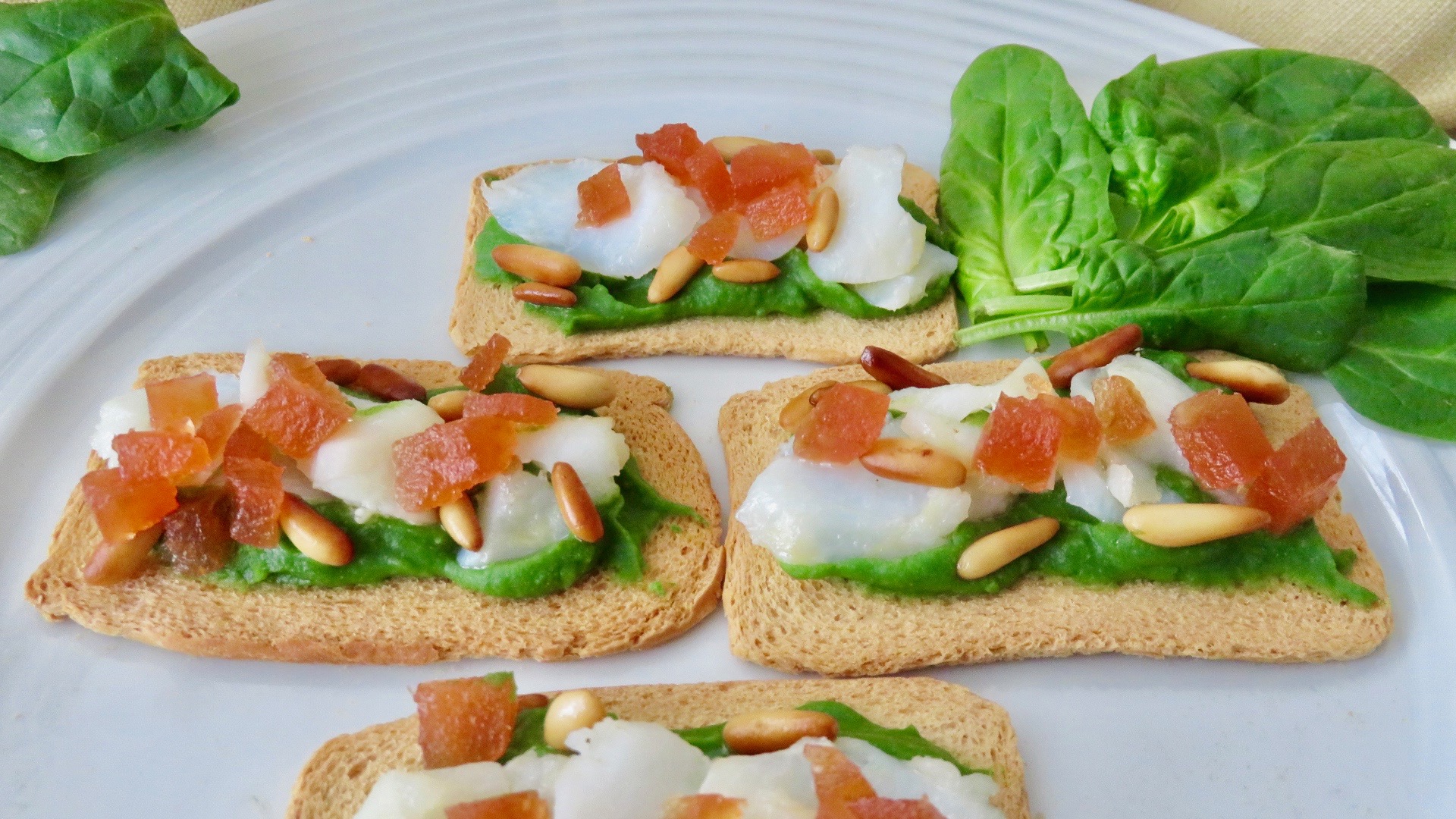 Aperitivo de Humus de espinacas con bacalao