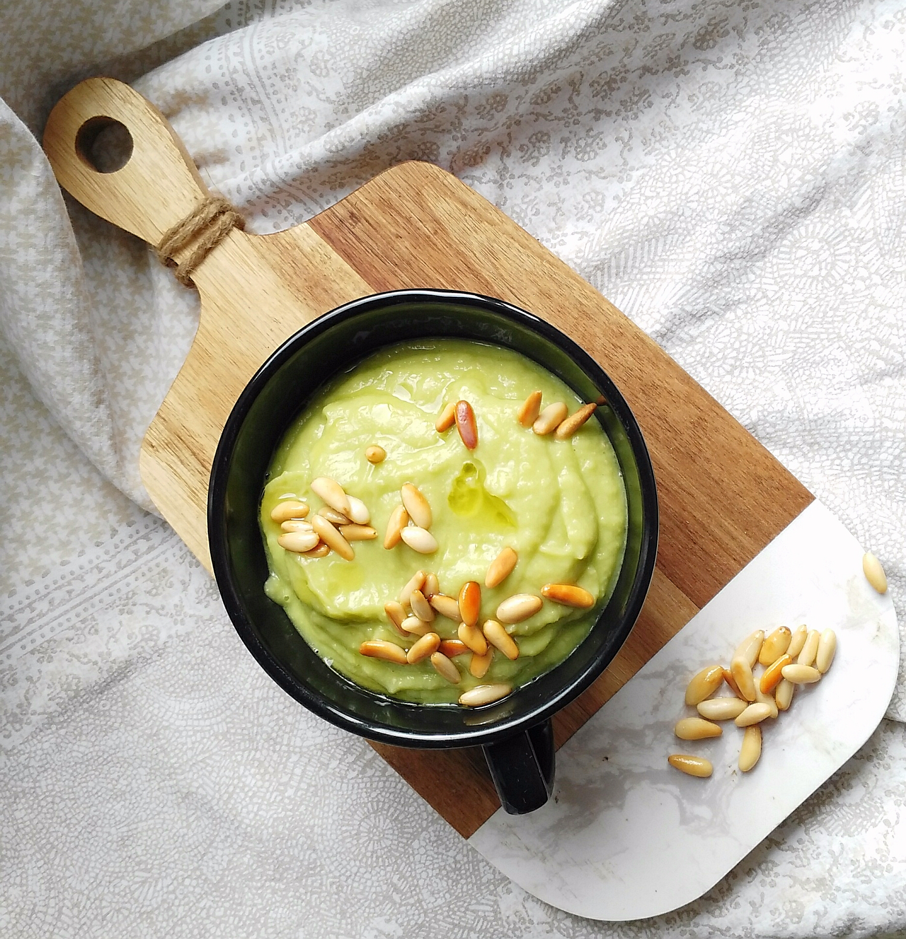 Crema de aguacate con alubias y piñones