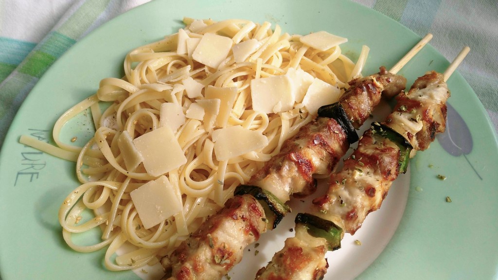 Tallarines con brochetas de pollo