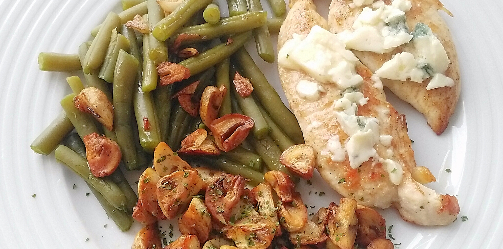 Judías verdes con pechugas de pollo al roquefort, menú diario