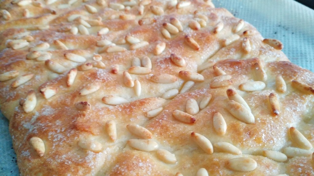 Coca de panadero con&nbsp;piñones