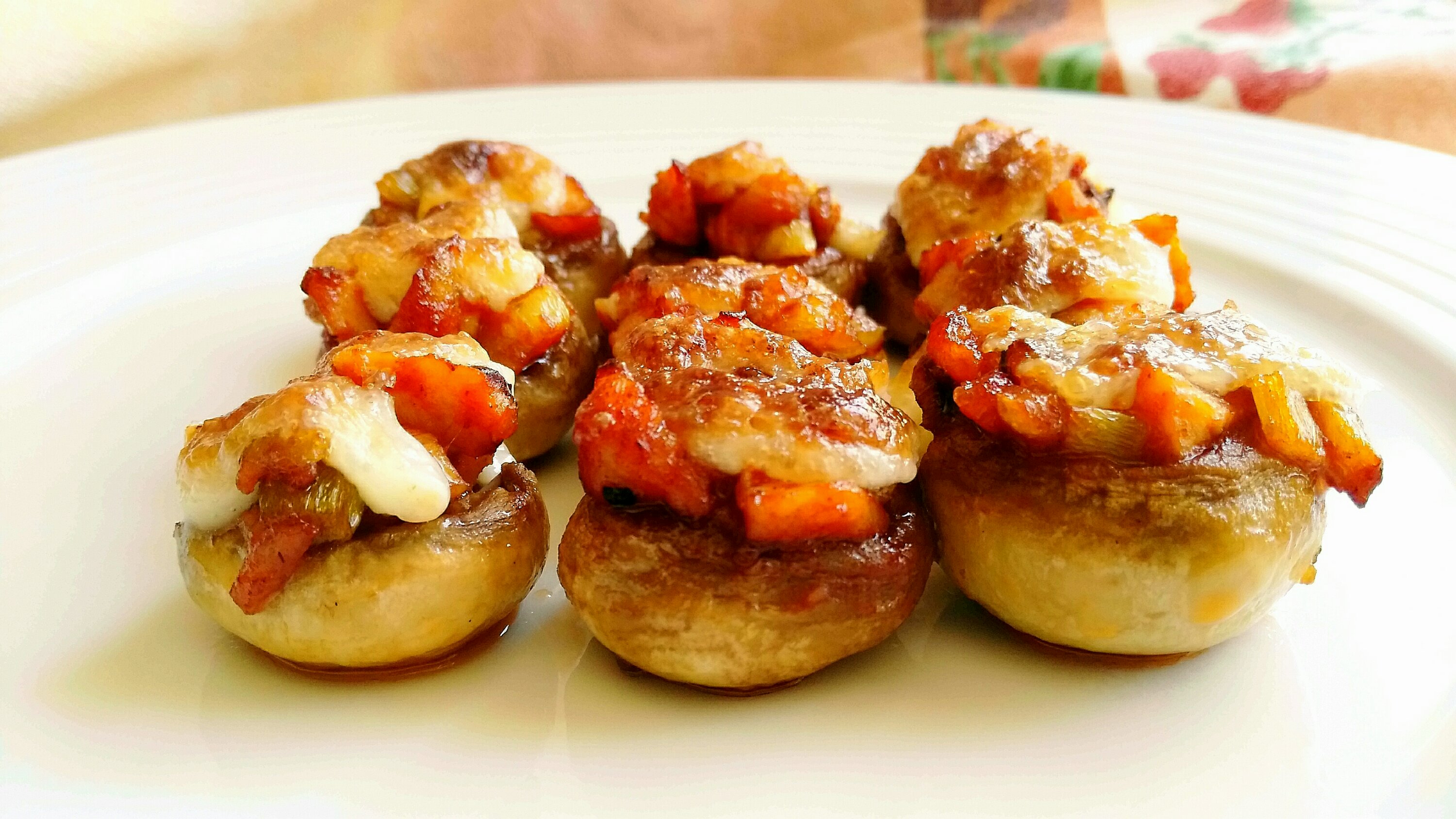 Champiñones rellenos de pollo, gratinados con allioli