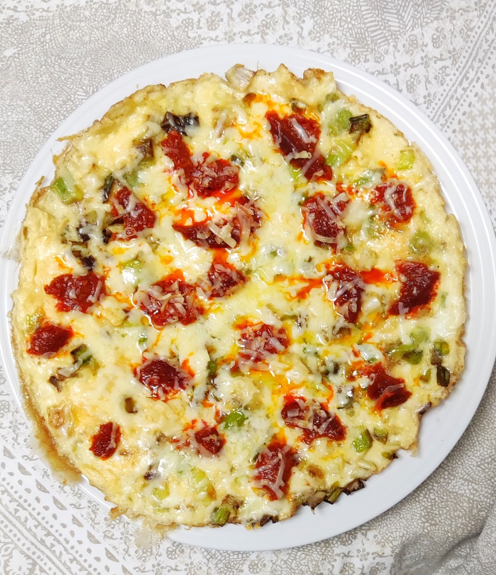 Tortilla de ajos tiernos con sobrasada y&nbsp;queso