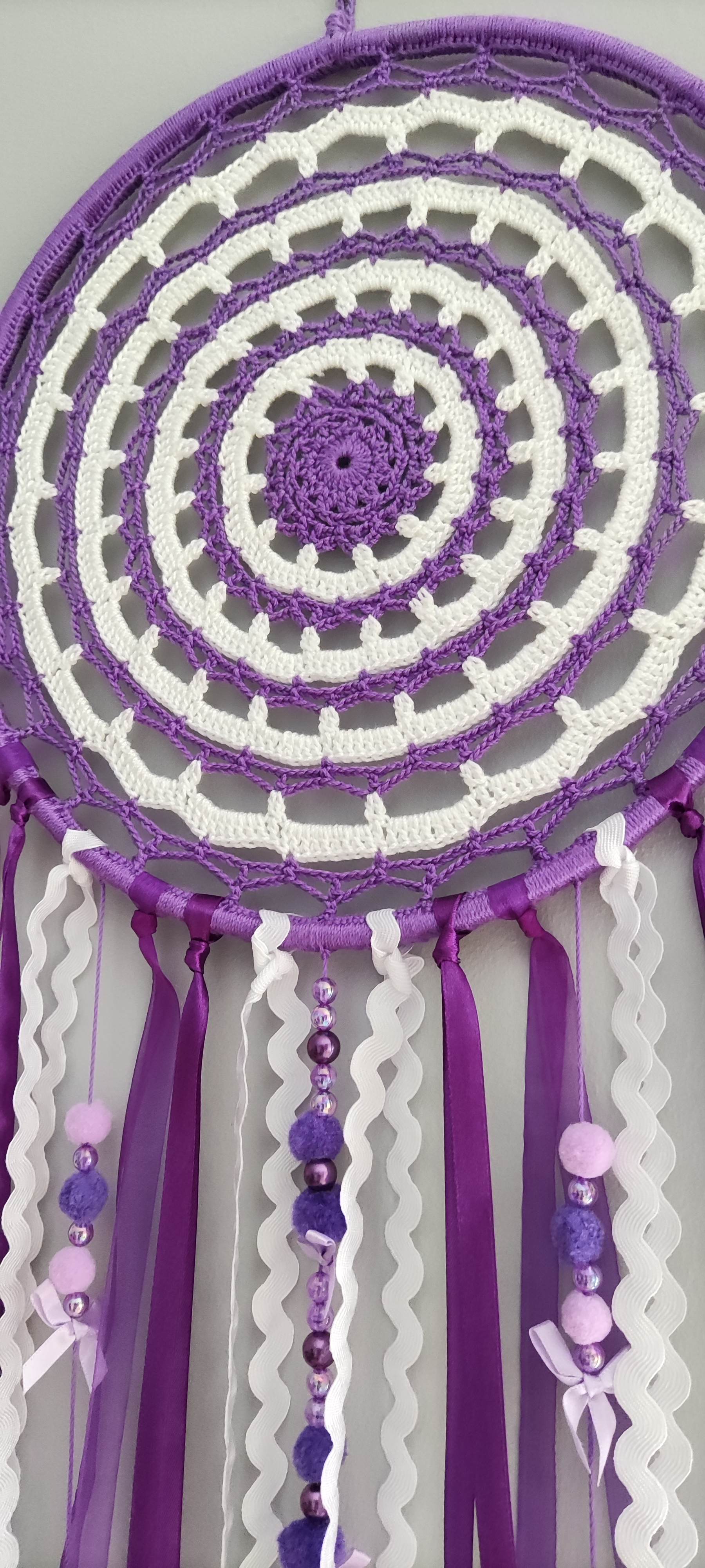 Decorar con atrapasueños a ganchillo de color lila