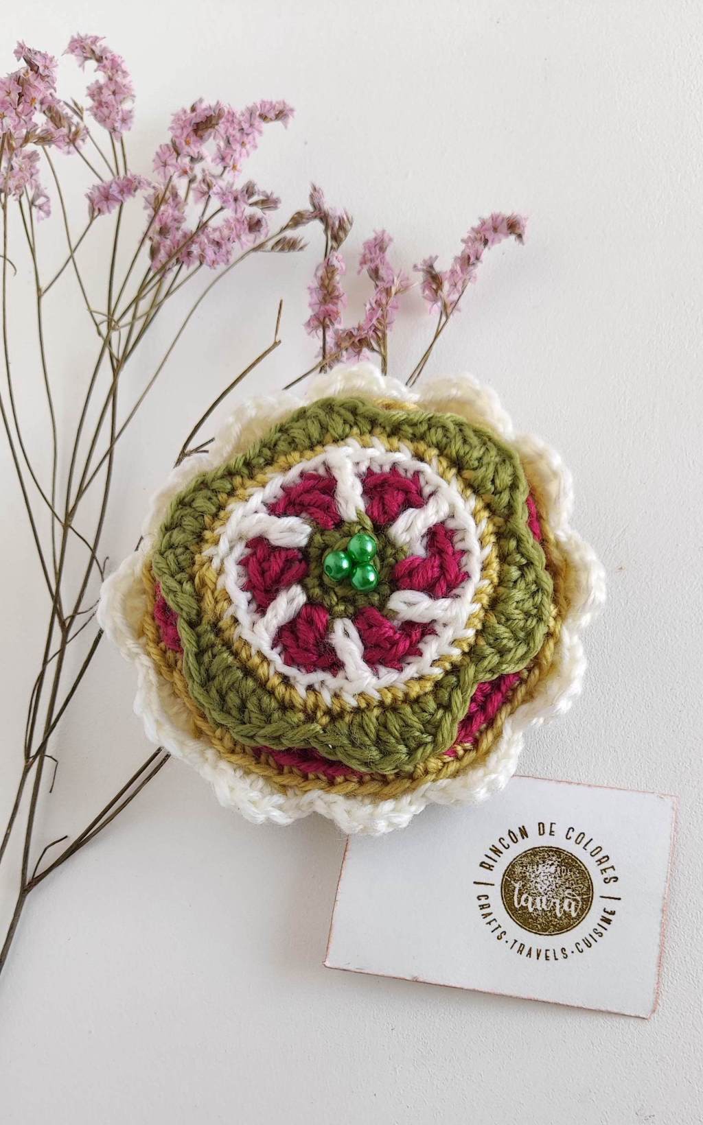 Un regalo navideño tejido a ganchillo para el árbol de&nbsp;navidad