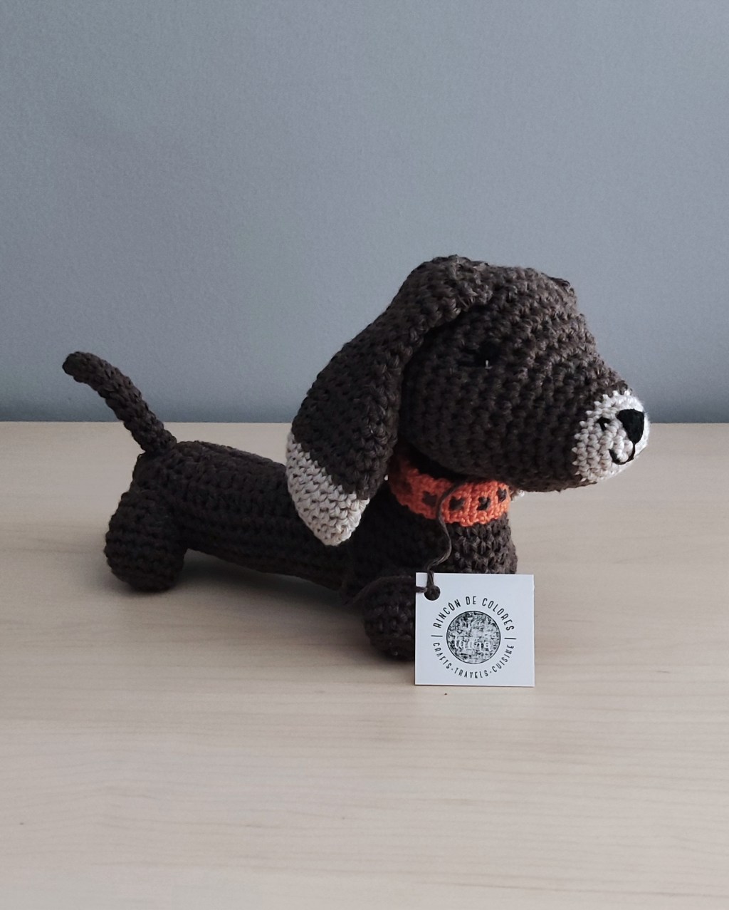 Perro salchicha a&nbsp;ganchillo