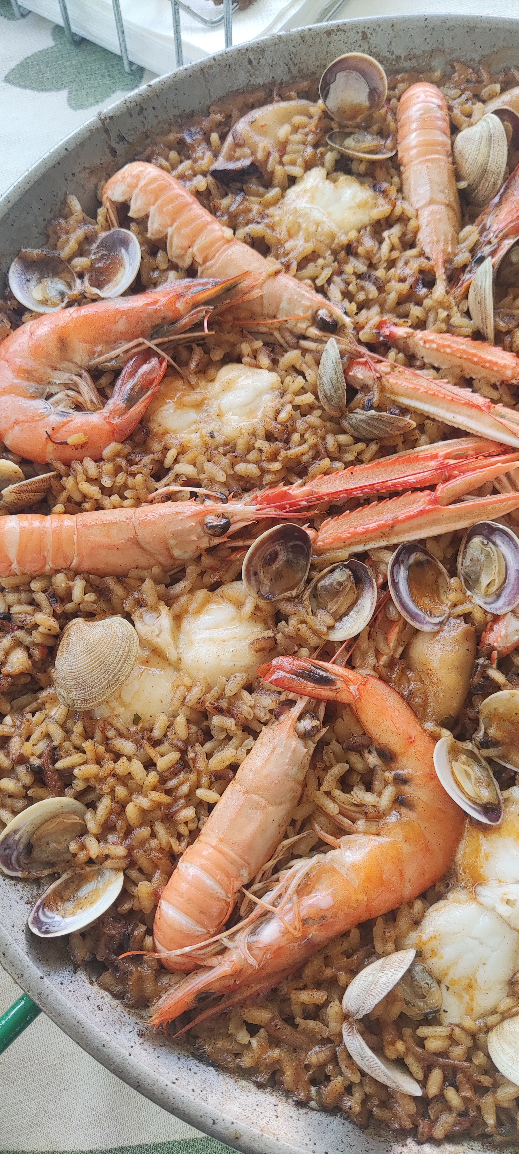 Paella. Arroz de marisco y pescado