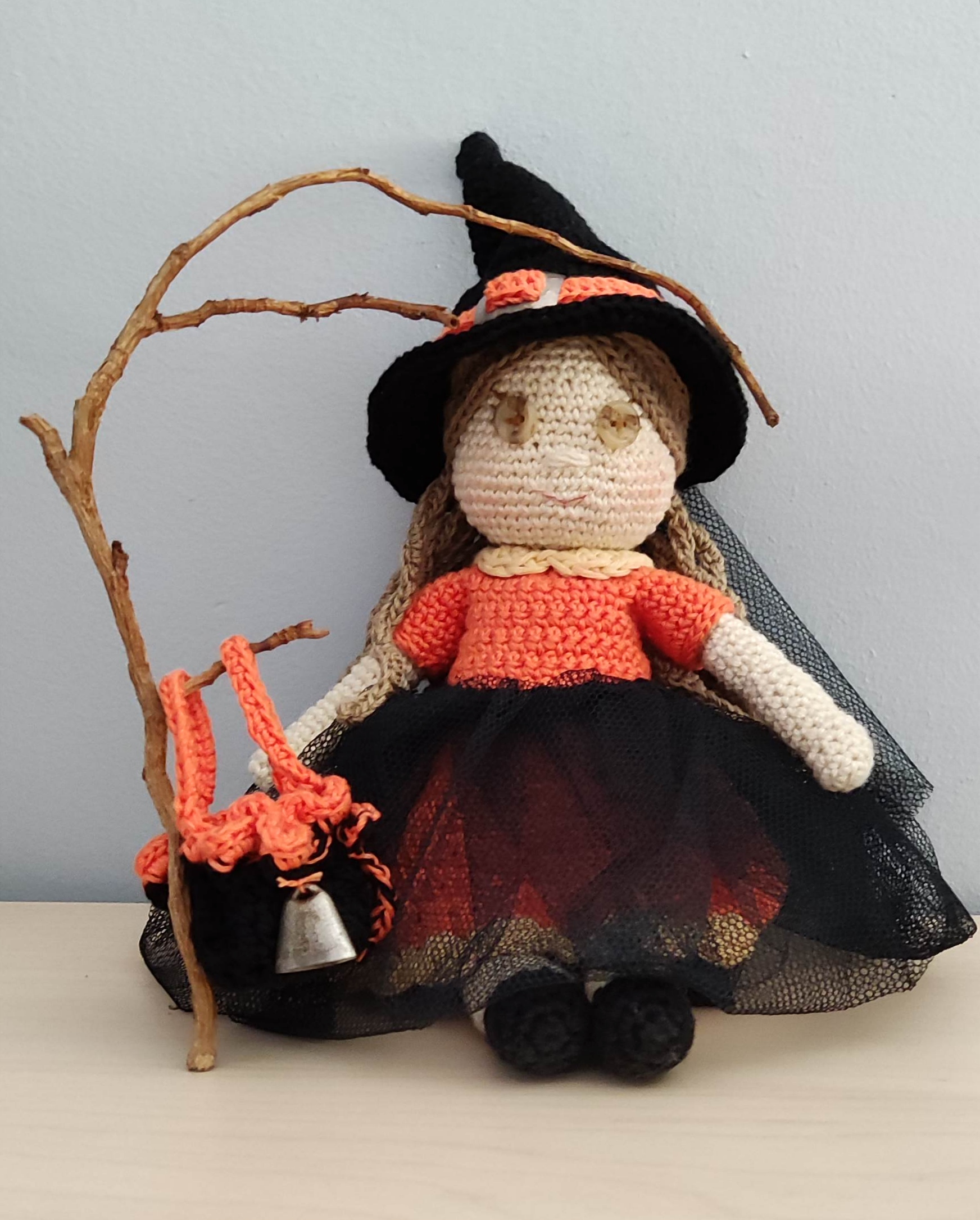 Crea un disfraz de bruja para tu muñeca Amigurumi